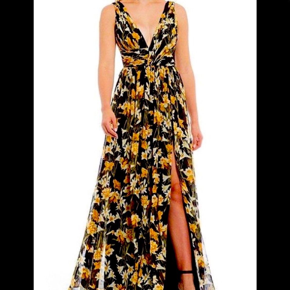 Gorgeous dress, new with tags, size 6 tts
